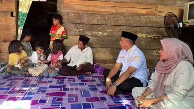 Bupati Muna Barat Beri Santunan Keluarga Korban Serangan Ular Piton