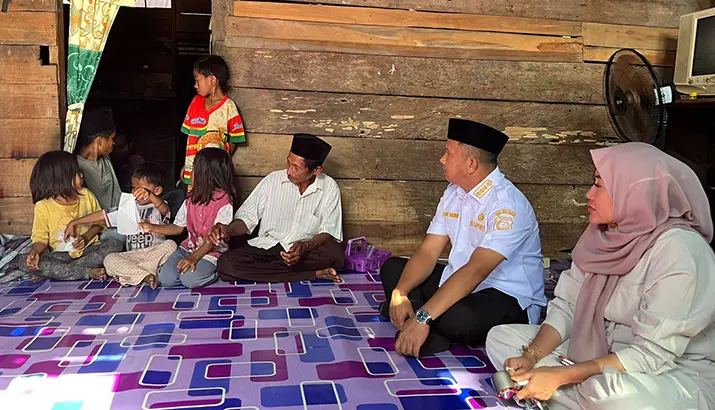 Bupati Muna Barat Beri Santunan Keluarga Korban Serangan Ular Piton