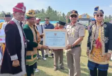 ASR Serahkan Sertifikat Tanah ke Warga, Kepala BPN Muna Barat Raih Penghargaan