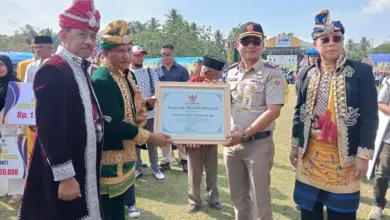 ASR Serahkan Sertifikat Tanah ke Warga, Kepala BPN Muna Barat Raih Penghargaan
