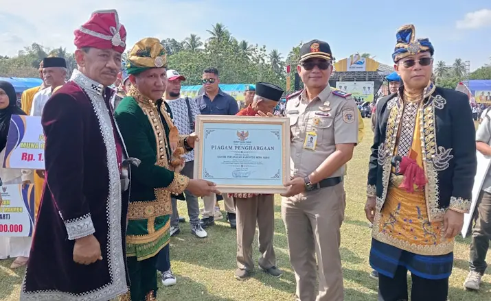 ASR Serahkan Sertifikat Tanah ke Warga, Kepala BPN Muna Barat Raih Penghargaan