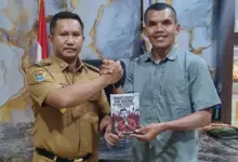 Founder Literasi Mubar Serahkan Buku “Transformasi dan Wacana di Era Disrupsi” ke La Ode Darwin