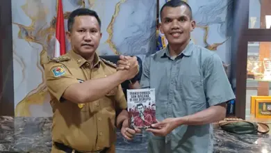 Founder Literasi Mubar Serahkan Buku “Transformasi dan Wacana di Era Disrupsi” ke La Ode Darwin