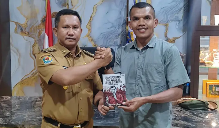 Founder Literasi Mubar Serahkan Buku “Transformasi dan Wacana di Era Disrupsi” ke La Ode Darwin