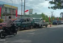 Antrean Panjang Padati SPBU di Muna Barat, Harga Pertalite Eceran Tembus Rp18 Ribu Per Botol