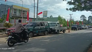 Antrean Panjang Padati SPBU di Muna Barat, Harga Pertalite Eceran Tembus Rp18 Ribu Per Botol