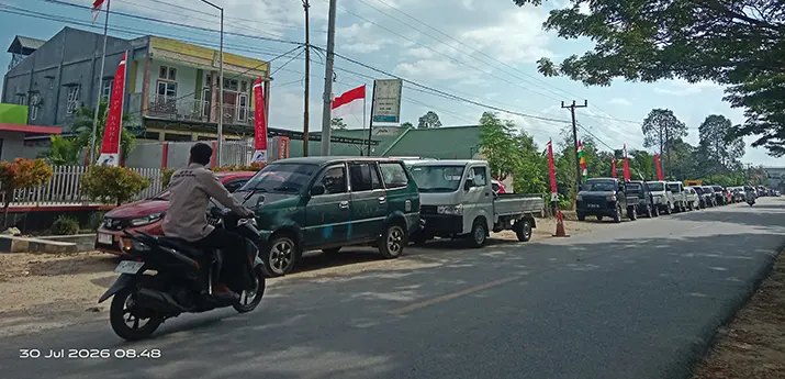 Antrean Panjang Padati SPBU di Muna Barat, Harga Pertalite Eceran Tembus Rp18 Ribu Per Botol