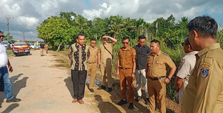 Pastikan Pekerjaan Jalan sesuai Spesifikasi, Bupati Muna Barat Tinjau Ruas Jalan Sukadamai-Labokolo