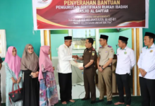 Bakti Kejaksaan untuk Sultra, Wakajati dan Kanwil BPN Sultra Serahkan Sertifikat Tanah Masjid Al Gaffar