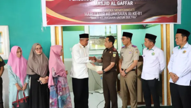 Bakti Kejaksaan untuk Sultra, Wakajati dan Kanwil BPN Sultra Serahkan Sertifikat Tanah Masjid Al Gaffar