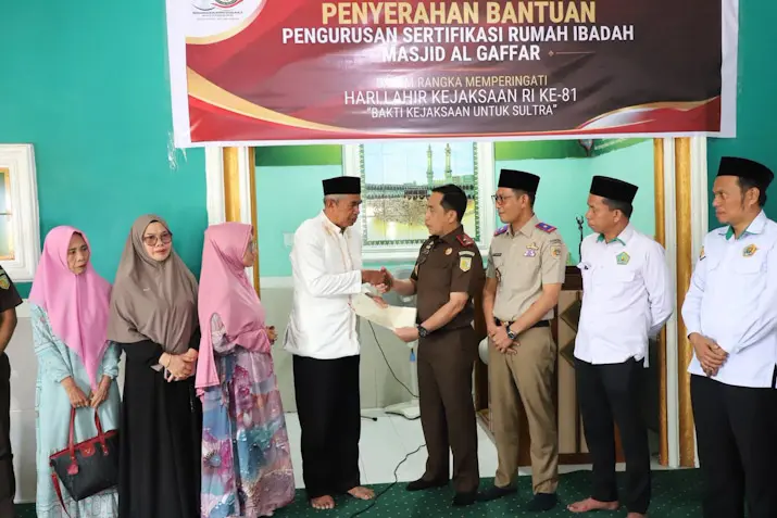 Bakti Kejaksaan untuk Sultra, Wakajati dan Kanwil BPN Sultra Serahkan Sertifikat Tanah Masjid Al Gaffar