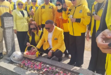 Peringati HUT Golkar ke-62, DPD Ormas MKGR Sultra Tabur Bunga di TMP Kendari