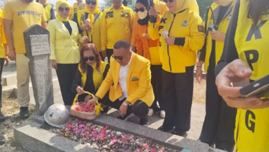 Peringati HUT Golkar ke-62, DPD Ormas MKGR Sultra Tabur Bunga di TMP Kendari