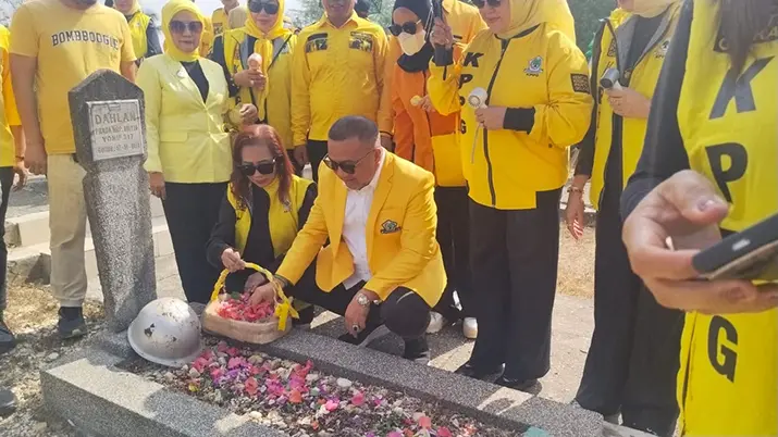 Peringati HUT Golkar ke-62, DPD Ormas MKGR Sultra Tabur Bunga di TMP Kendari