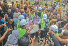 Kepala BPN Muna Barat Dampingi Kajati Sultra dan Bupati Serahkan Sertifikat Tanah