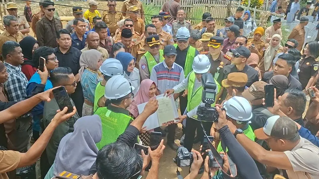 Kepala BPN Muna Barat Dampingi Kajati Sultra dan Bupati Serahkan Sertifikat Tanah