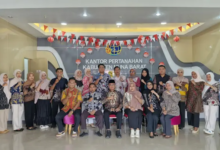 Peringati Hari Batik Nasional, BPN Muna Barat Layani Masyarakat dengan Balutan Batik Nusantara