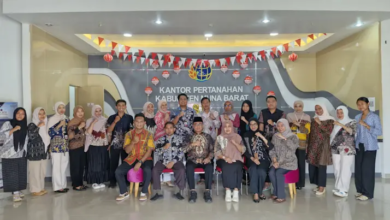 Peringati Hari Batik Nasional, BPN Muna Barat Layani Masyarakat dengan Balutan Batik Nusantara
